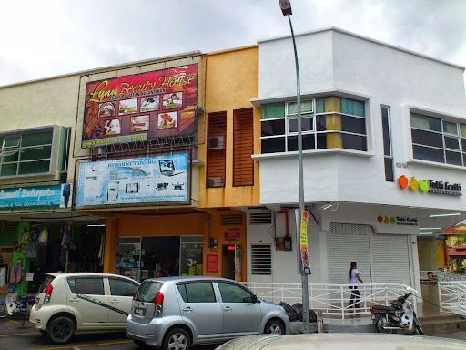 LYNN BEAUTY HOUSE